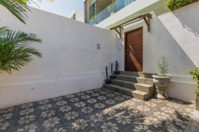 Villa Serenity: modern design luxury 12m pool and BBQ